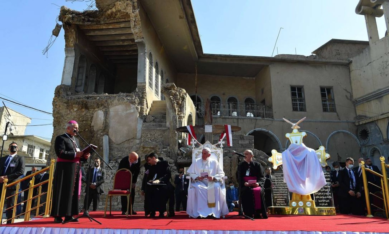 Papa Francisco no momento de oração de sufrágio em Mossul, Iraque  — Foto: Vatican Media / Vatican Media
