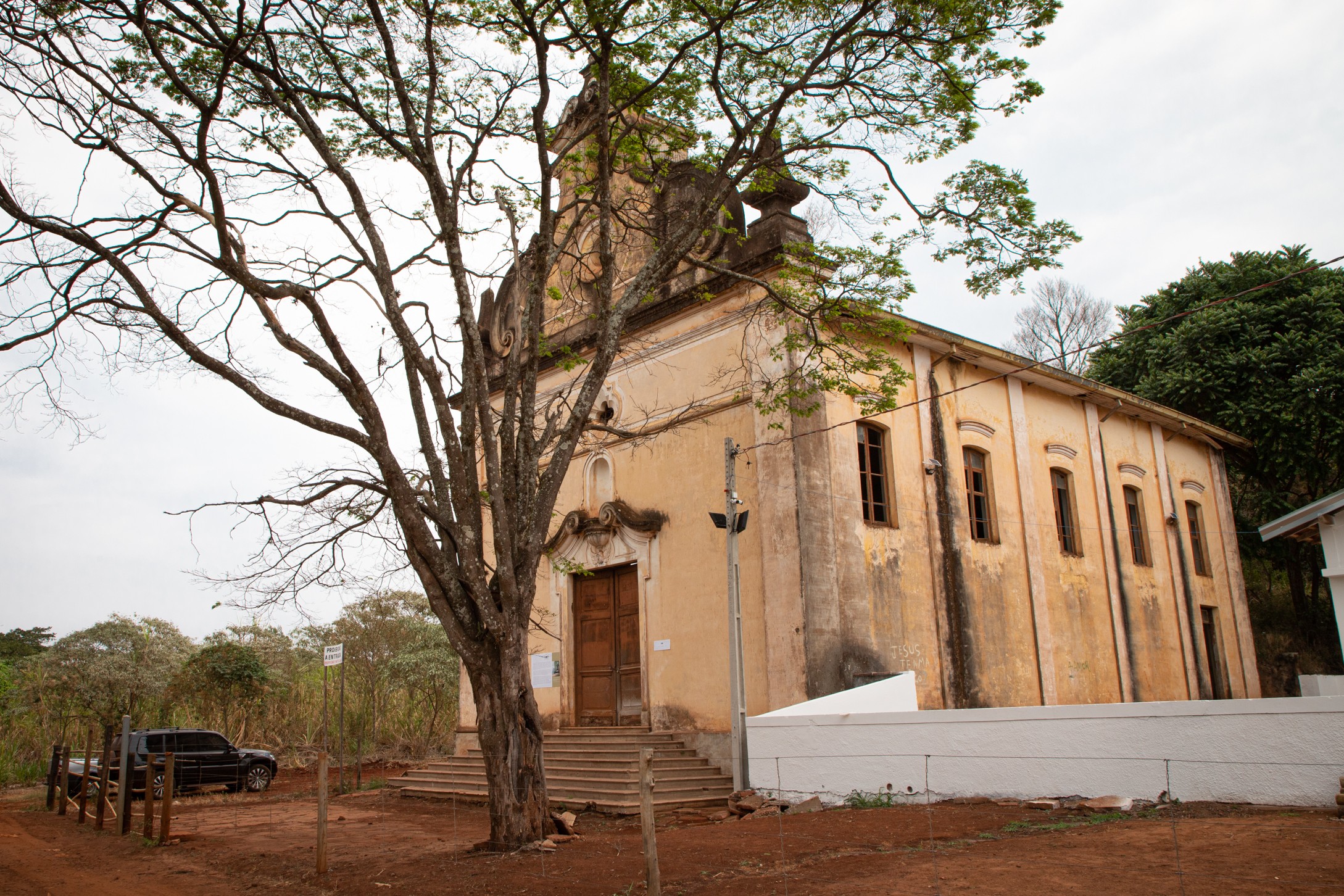 Projeto cultural transforma igreja de fazenda histórica de Ibaté em cinema e exibe filmes de graça