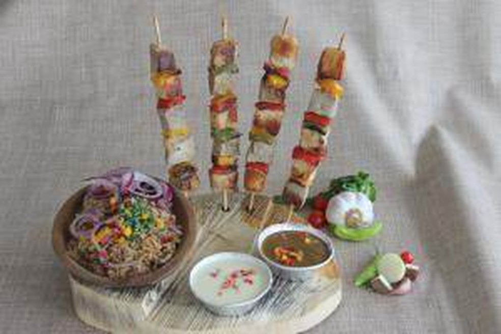4 unidades de espetinhos mistos assados com boi, porco e frango. Acompanha farofa de carne seca com bacon, molho de alho a moda caipira e molho mostarda e mel — Foto: Comida Di Buteco/ Divulgação
