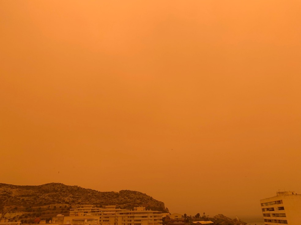 Foto da cidade de Águilas, no Sul da Espanha, durante tempestade de areia do Saara. — Foto: Agência Estatal de meteorologia de Múrcia/Twitter