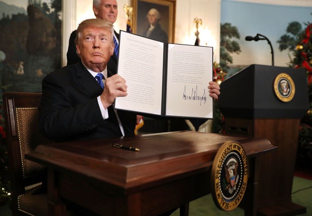 O presidente Donald Trump reconhece formalmente Jerusalém como a capital de Israel depois de assinar o documento no Salão Diplomático da Casa Branca em 6 de dezembro de 2017, em Washington, DC  (Foto: GettyImages)