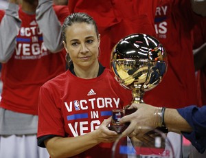 Becky Hammon com o troféu da conquista do título da liga de verão de Las Vegas (Foto: AP Photo/John Locher)