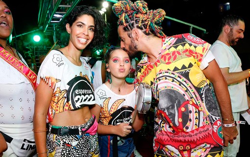 Bela Gil, marido e filha curtindo o carnaval de Salvador
