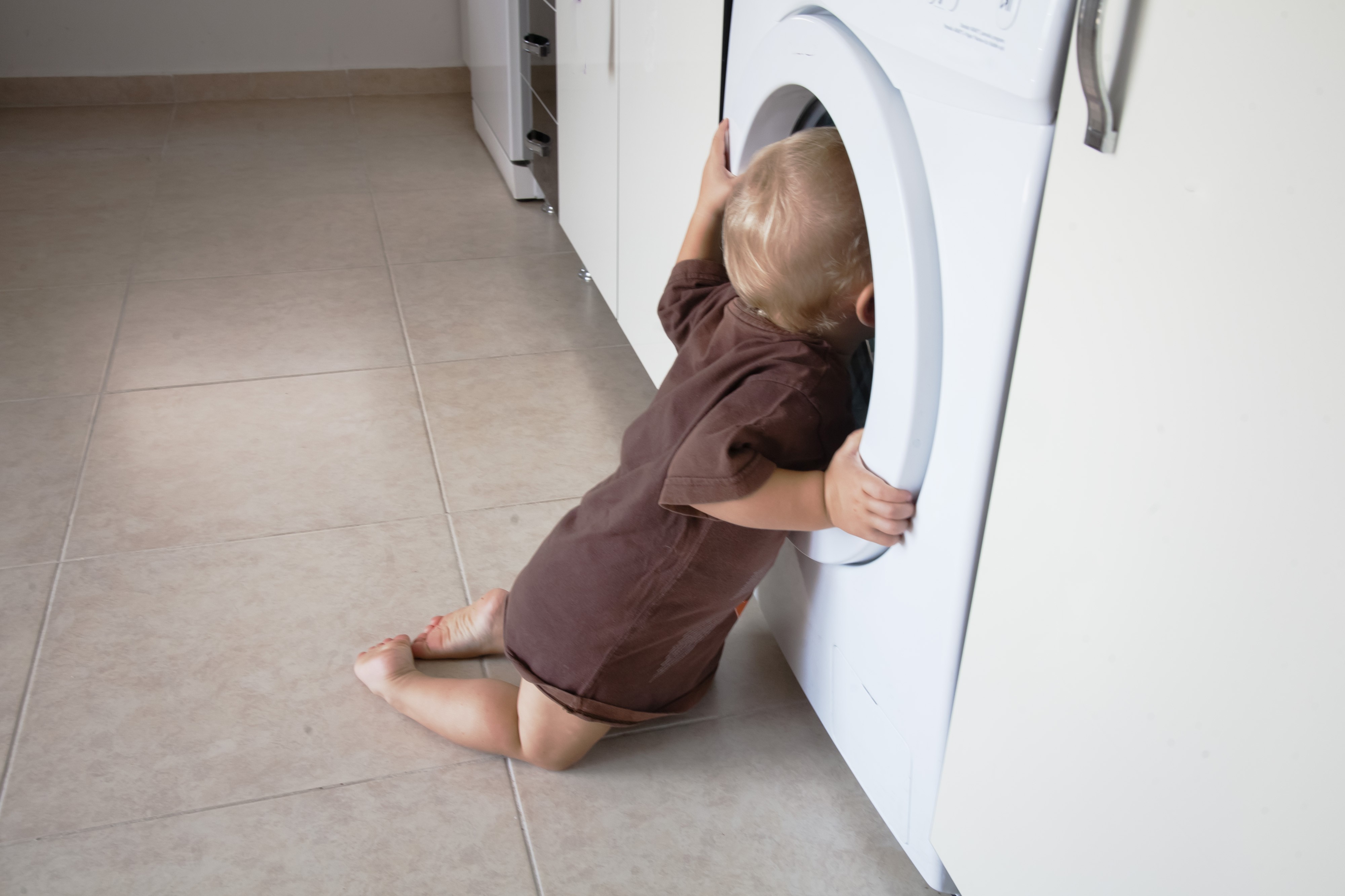 O menino foi encontrado na máquina de lavar (Foto: Thinkstock)