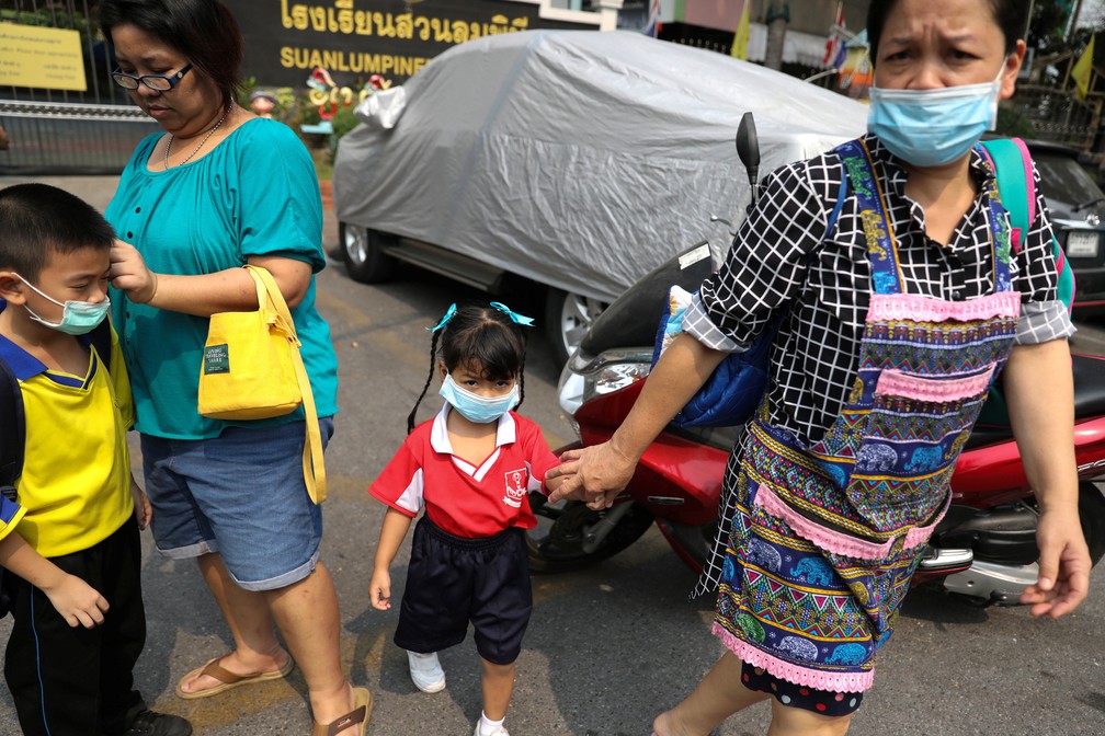 Estudantes e pais usam mÃ¡scaras por causa da poluiÃ§Ã£o em Bangcoc, na TailÃ¢ndia, nesta quarta-feira (30)  â Foto: Athit Perawongmetha/ Reuters