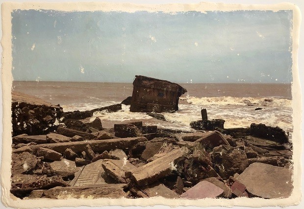 Para nova exposição, artista usa destroços de casas engolidas pelo mar, em cidade do RJ (Foto: Vicente de Mello / Divulgação)