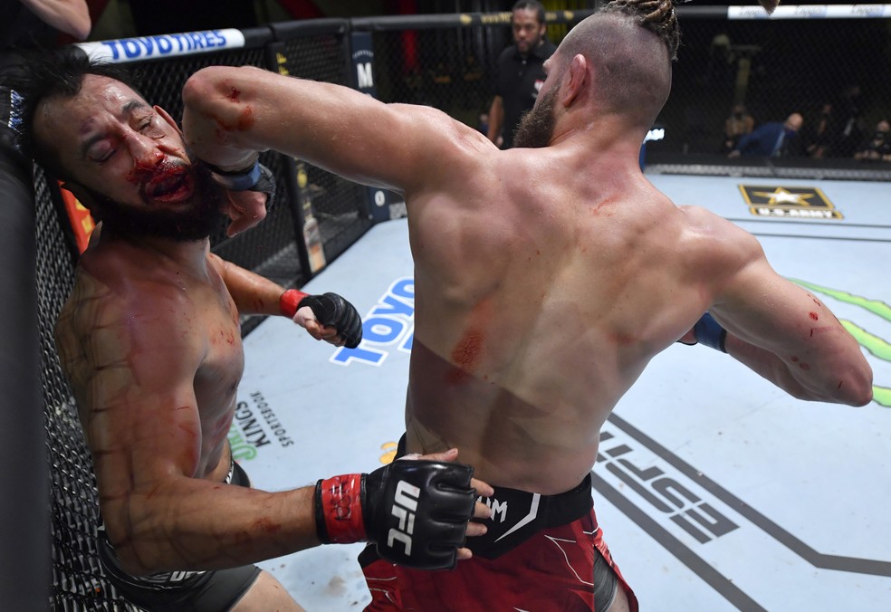 Jiri Prochazka acerta a cotovelada que nocauteou Dominick Reyes no UFC — Foto: Getty Images