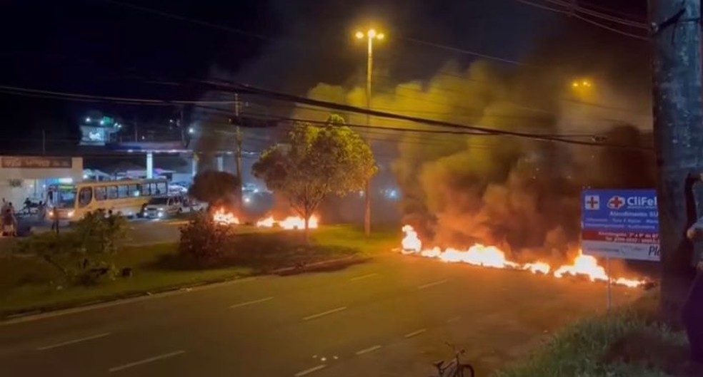 Grupo fez protesto na Estrada do Coco, em Lauro de Freitas na noite de sábado — Foto: Redes Sociais