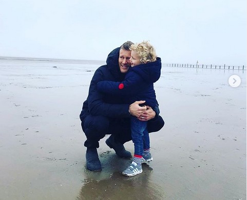 O ator Tom Hopper com o filho Freddie (Foto: Instagram)