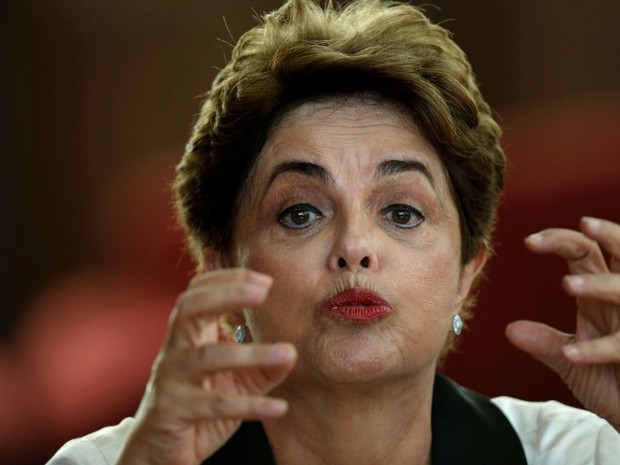 Dilma durante entrevista à imprensa estrangeira no Alvorada (Foto: Reuters/Ueslei Marcelino)
