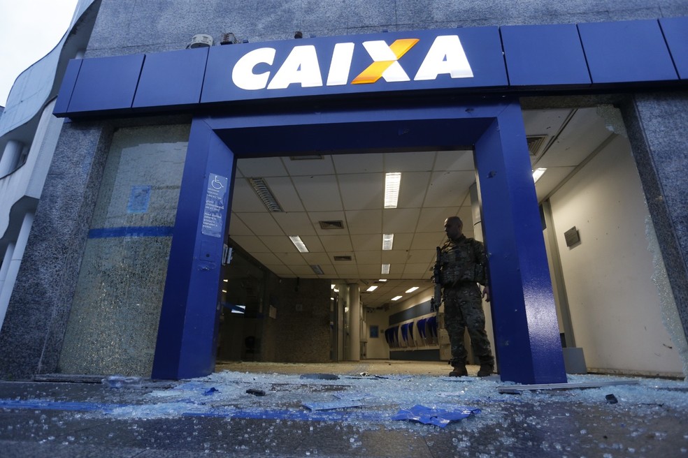 Fachada da agência da Caixa Econômica Federal após explosão, na Ilha do Governados — Foto: Fabiano Rocha/Agência O Globo