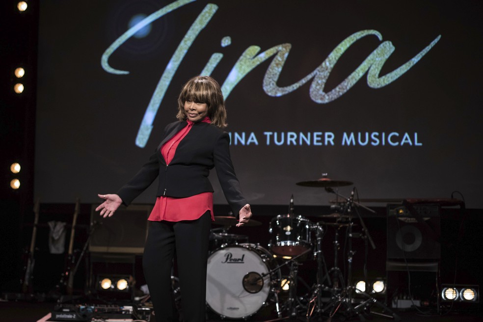 A cantora Tina Turner posa para fotógrafos para promover o lançamento do musical 'Tina', em Londres (Foto: Vianney Le Caer/Invision/AP)