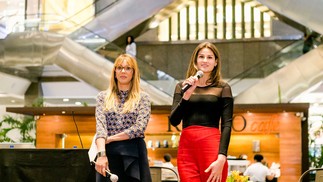 Camila Garcia e Alexandra Benenti no talk show mostrando as tendências para o verão 2018