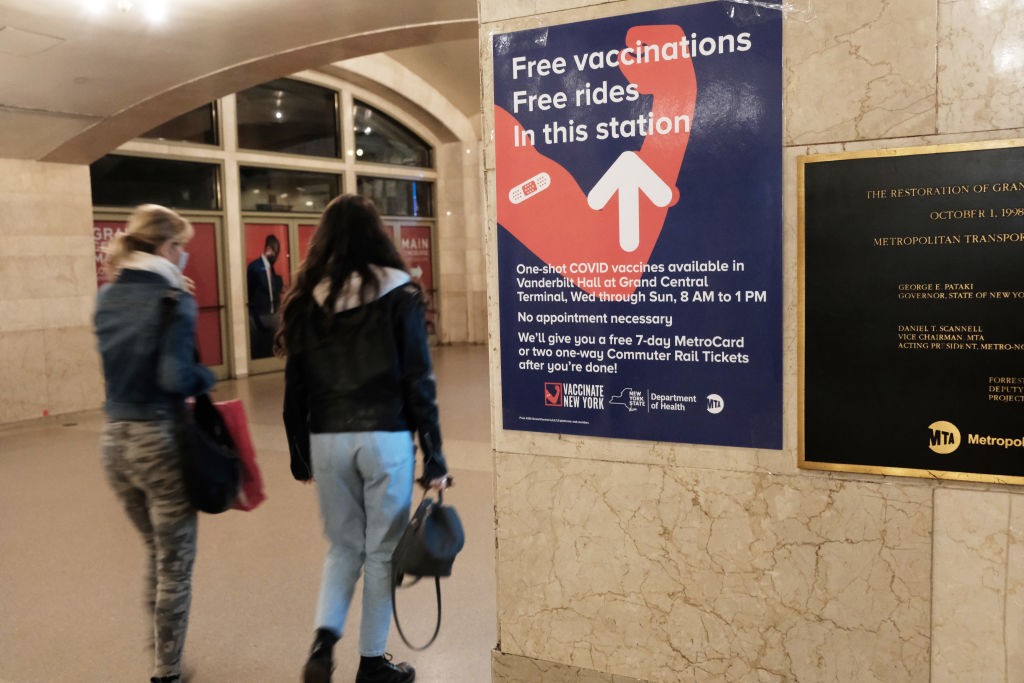NEW YORK, NEW YORK - MAY 12: People walk through Grand Central Terminal where a pop-up site for COVID-19 vaccinations opened on May 12, 2021 in New York City. The pop-up site is part of a city-wide initiative to get more New Yorkers and tourists vaccinate (Foto: Getty Images)