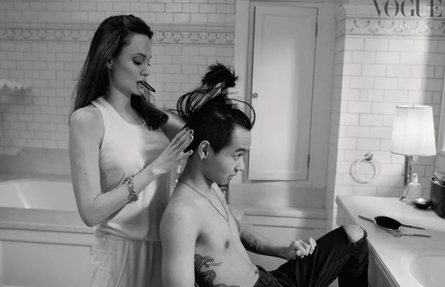 Angelina dá a seu filho mais velho, Maddox, um corte de cabelo improvisado em sua casa em LA.  (Foto: Divulgação Photographed by @CraigMcDeanStudio)