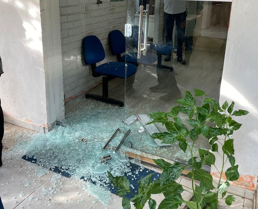 O prédio da Sefaz chegou a ser atingido por seis tiros e uma porta de vidro ficou quebrada — Foto: Reprodução/TV Cabo Branco