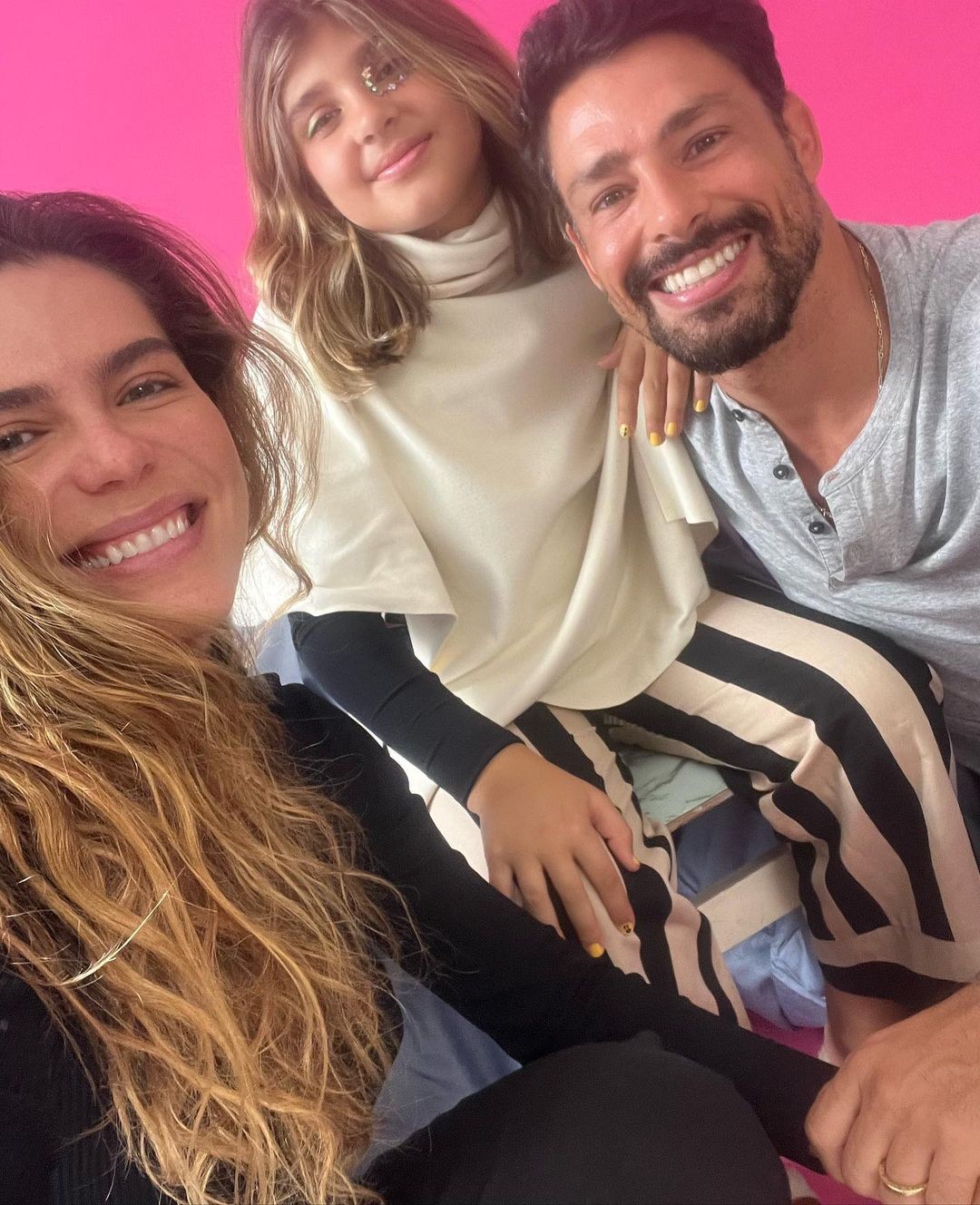 Mariana, Sofia (filha de Cauã com Grazi Massafera) e o ator posam (Foto: Reprodução Instagram)