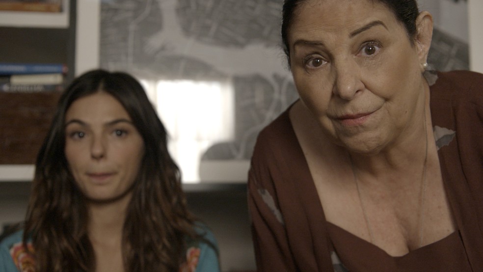 Zu aparece bem na hora e vê tudo! (Foto: TV Globo)