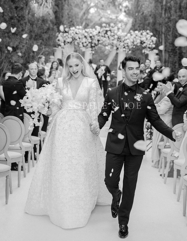 Sophie Turner e Joe Jonas divulgam foto do casamento "Sr. e sra. Jonas