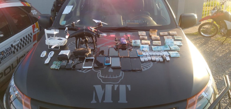 Mulheres foram presas com drones, 100 celulares e R$ 18 mil que seriam entregues em penitenciária em Cuiabá — Foto: TV Centro América/Reprodução