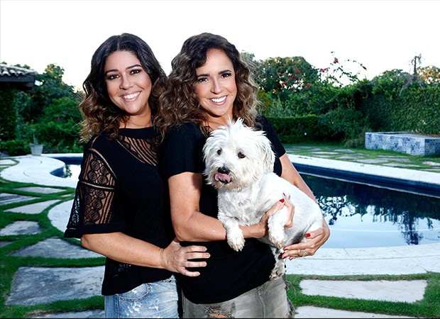 Malu e Daniela com a cadelinha Preta (Foto: Ricardo Cardoso/ Ed. Globo)