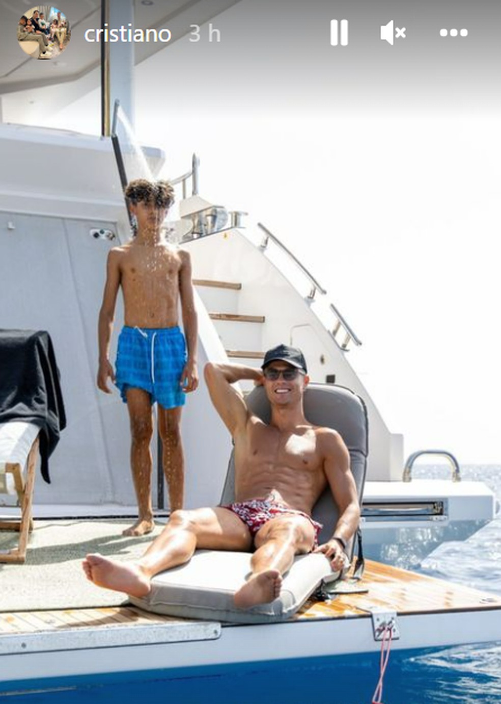 Cristianinho e Cristiano Ronaldo curtem férias em iate — Foto: REPRODUÇÃO/INSTAGRAM