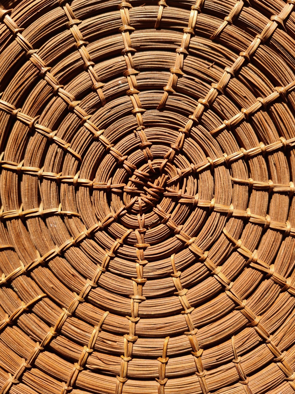 Umbigo de cestaria em formato de vitória-régia, feita de piaçava pela comunidade de Barcelos-Am (Foto: Marcelo Oséas)
