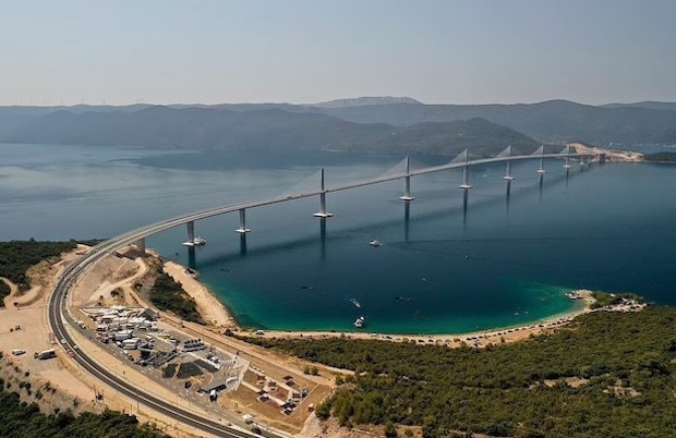 A nova ponte permite um acesso mais fácil por terra à cidade medieval de Dubrovnik, ao sul do país (Foto: Daily Mail / AP / Reprodução)