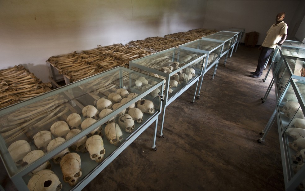 Março de 2014 - Ossos formam o memorial da igreja de Nyarubuye, onde foram mortos cerca de 10 mil hutus durante o genocídio — Foto: Ben Curtis/AP