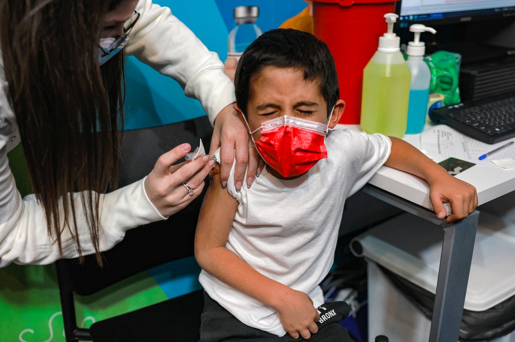 Criança recebe vacina contra a Covid-19 em Israel em 22 de novembro de 2021 — Foto: MENAHEM KAHANA / AFP