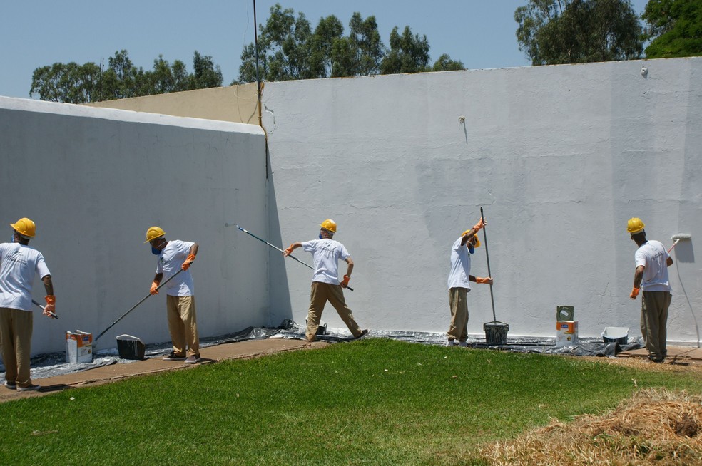 Presos pintam cl&iacute;nica psiqui&aacute;trica em Adamantina (Foto: SAP/Cedida)