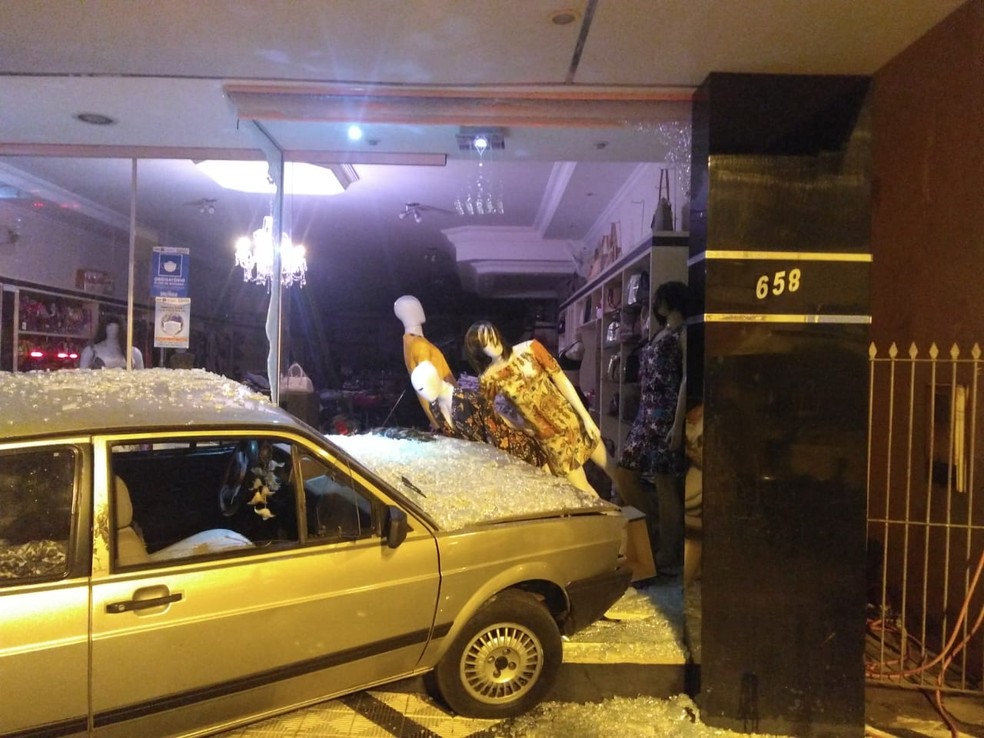 Carro invadiu loja em Junqueirópolis nesta sexta-feira (23) — Foto: Christian Júnior