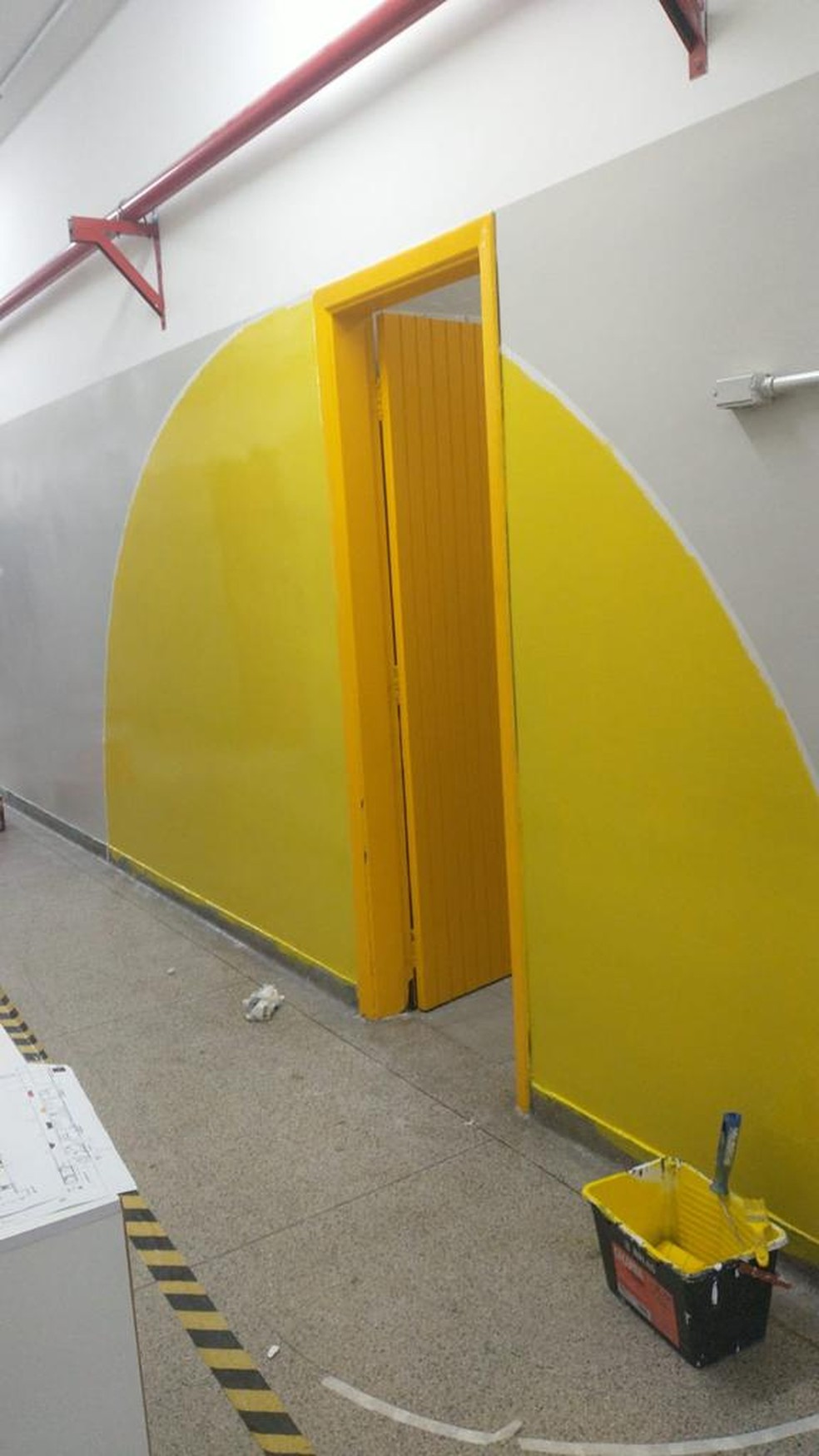 Escola foi reformada e salas receberam cores nas portas  — Foto: Reprodução/TV Globo