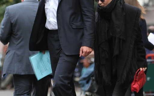 Mary-Kate Olsen passeia com o noivo e chama atenção pela estatura