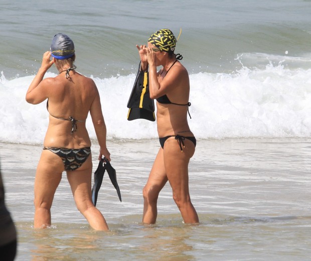 Andréa Beltrão nada no mar  (Foto: AgNews)