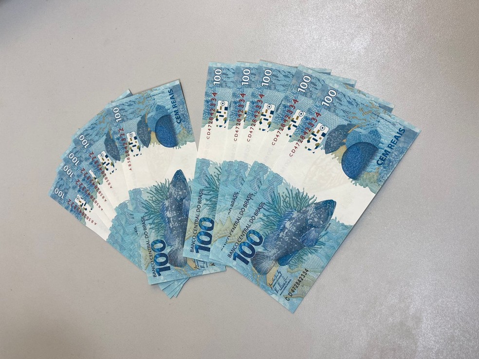 Polícia Federal prendeu mecânico no momento em que ele recebia encomenda contendo 10 cédulas de R$ 100 falsas, em Crateús. — Foto: Polícia Federal/ Divulgação