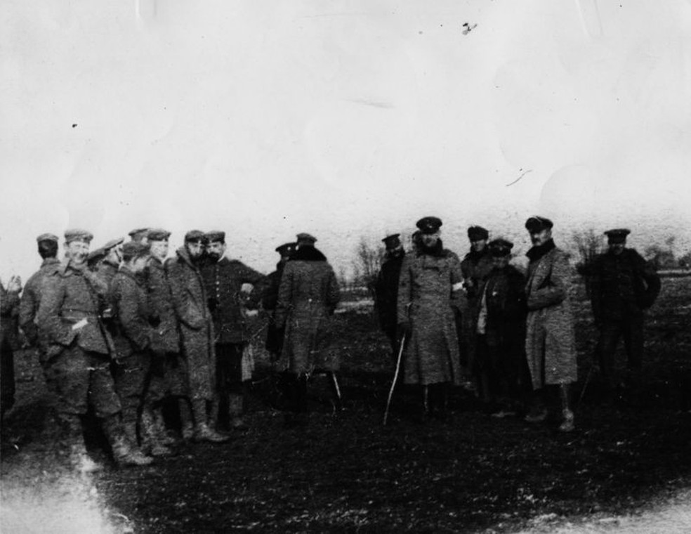 Soldados britânicos e alemães durante a trégua não oficial de 1914 — Foto: WINDMILL BOOKS/UNIVERSAL IMAGES GROUP/GETTY via BBC