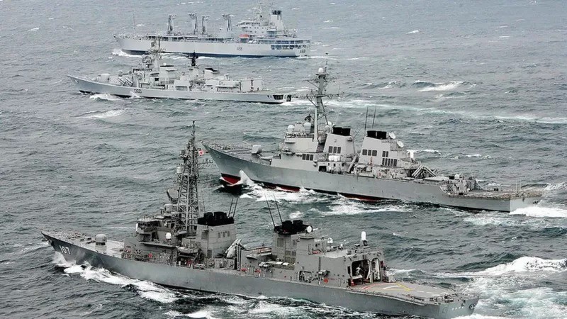 De cima para baixo, navios do Japão, Estados Unidos e Índia participam de um exercício militar conjunto no Pacífico ao largo da costa japonesa em 2007, ano em que o Quad foi criado (Foto: Getty Images via BBC News Brasil)