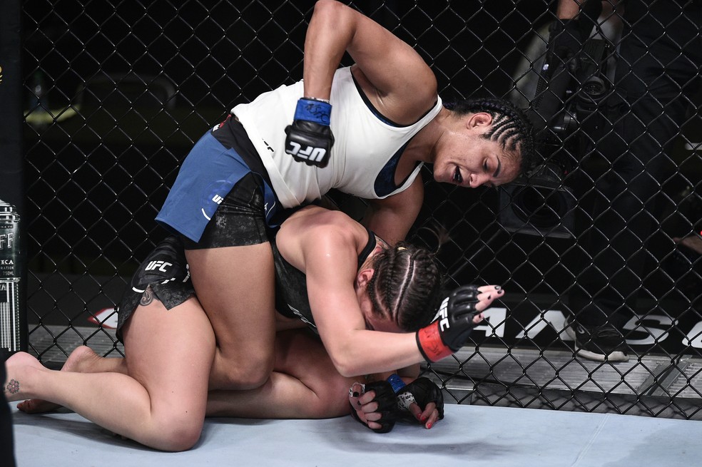 Cynthia Calvillo usou o jiu-jítsu para vencer Jessica Eye — Foto: Getty Images