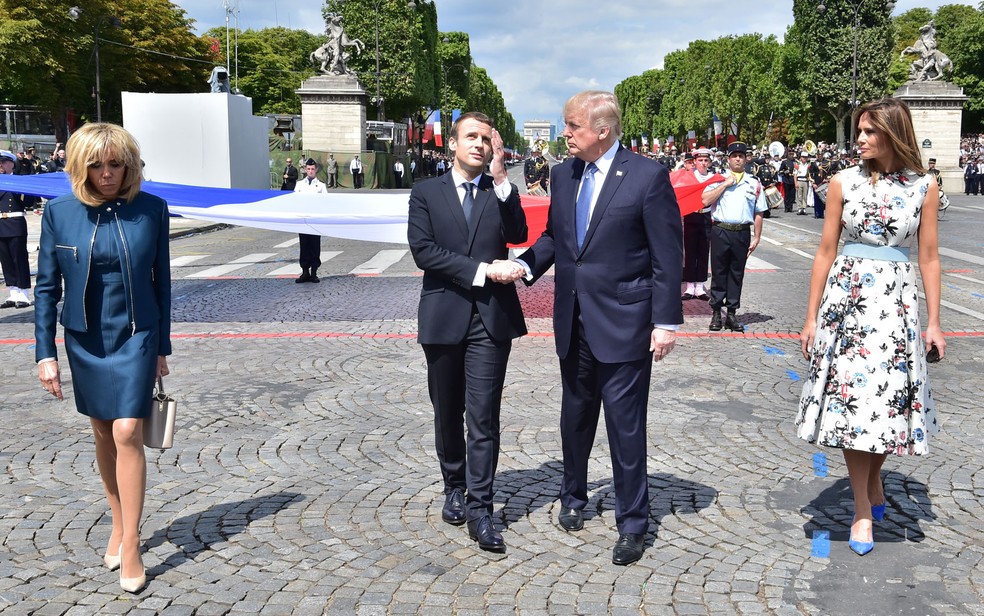 Os presidentes dos EUA e da França, Donald Trump e Emmanuel Macron, se cumprimentam durante a parada militar do Dia da Bastilha, em Paris, na sexta-feira (14) (Foto: Christophe Archambault/AFP)
