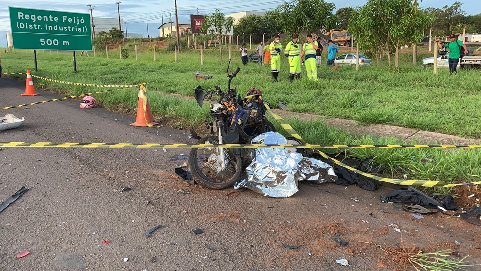 Acidente de trânsito matou uma pessoa em Regente Feijó (SP) — Foto: Paula Sieplin/TV Fronteira