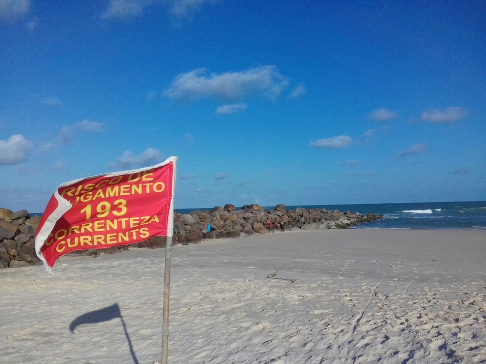 Na praia de Areia Preta existe uma bandeira, fixada pelo Corpo de Bombeiros, que alerta para a forÃ§a das correntezas e o risco de afogamento na regiÃ£o â€” Foto: Julianne Barreto/Inter TV Cabugi