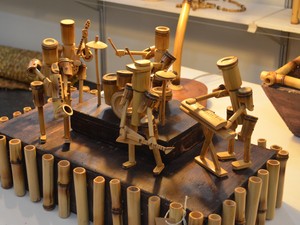 Artesão faz objetos decorativos a partir do bambu (Foto: Krystine Carneiro/G1)