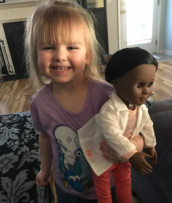 Sophia Benner, de 2 anos, escolheu uma boneca negra no supermercado e foi questionada (Foto: Reprodução Facebook)