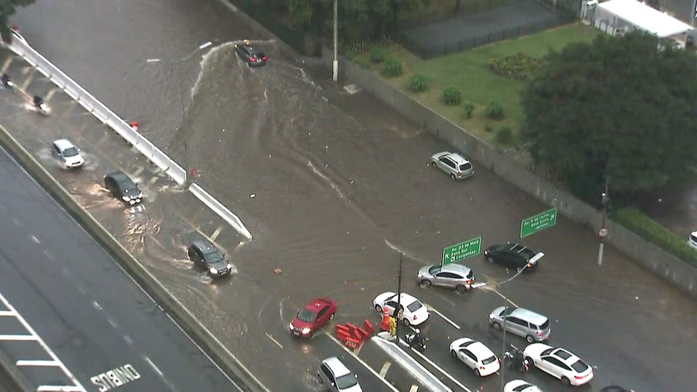 Carros tentam passar pela Avenida 23 de Maio alagada (Foto: ReproduÃ§Ã£o/GloboNews)