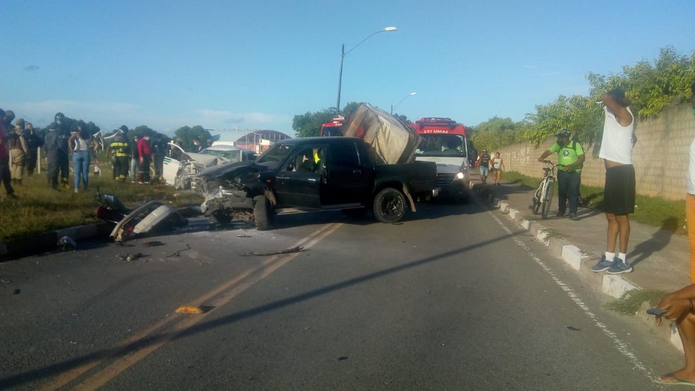 Homem morre e outras duas pessoas ficam feridas após batida entre táxi, caminhonete e moto em Lauro de Freitas — Foto: CIMU