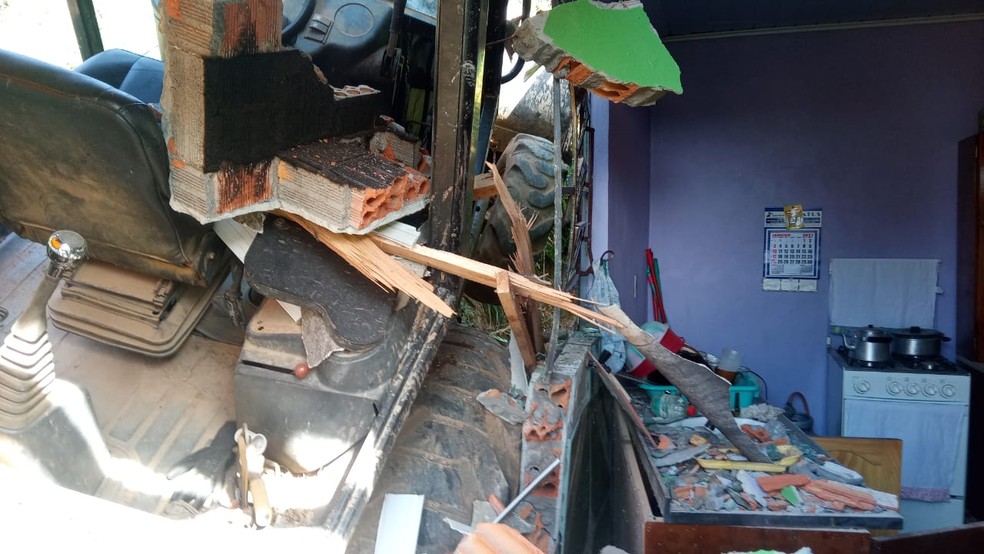 Parede de im&oacute;vel foi destru&iacute;da ap&oacute;s queda de retroescavadeira em Dom Feliciano &mdash; Foto: Pol&iacute;cia Civil/Divulga&ccedil;&atilde;o