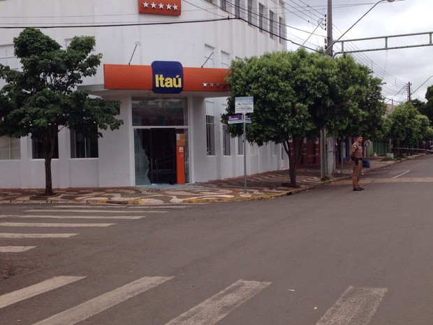 Ladrões também invadiram o banco Itaú (Foto: Laressa Santos/RPC)
