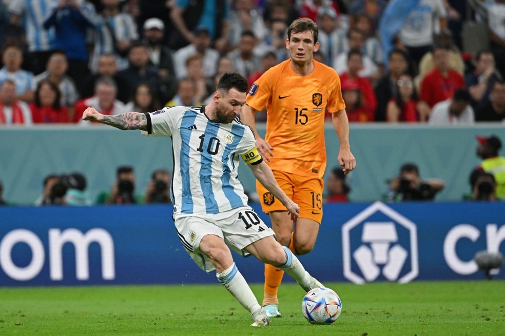 Messi em ação contra a Holanda, pelas quartas de final — Foto: ALBERTO PIZZOLI / AFP