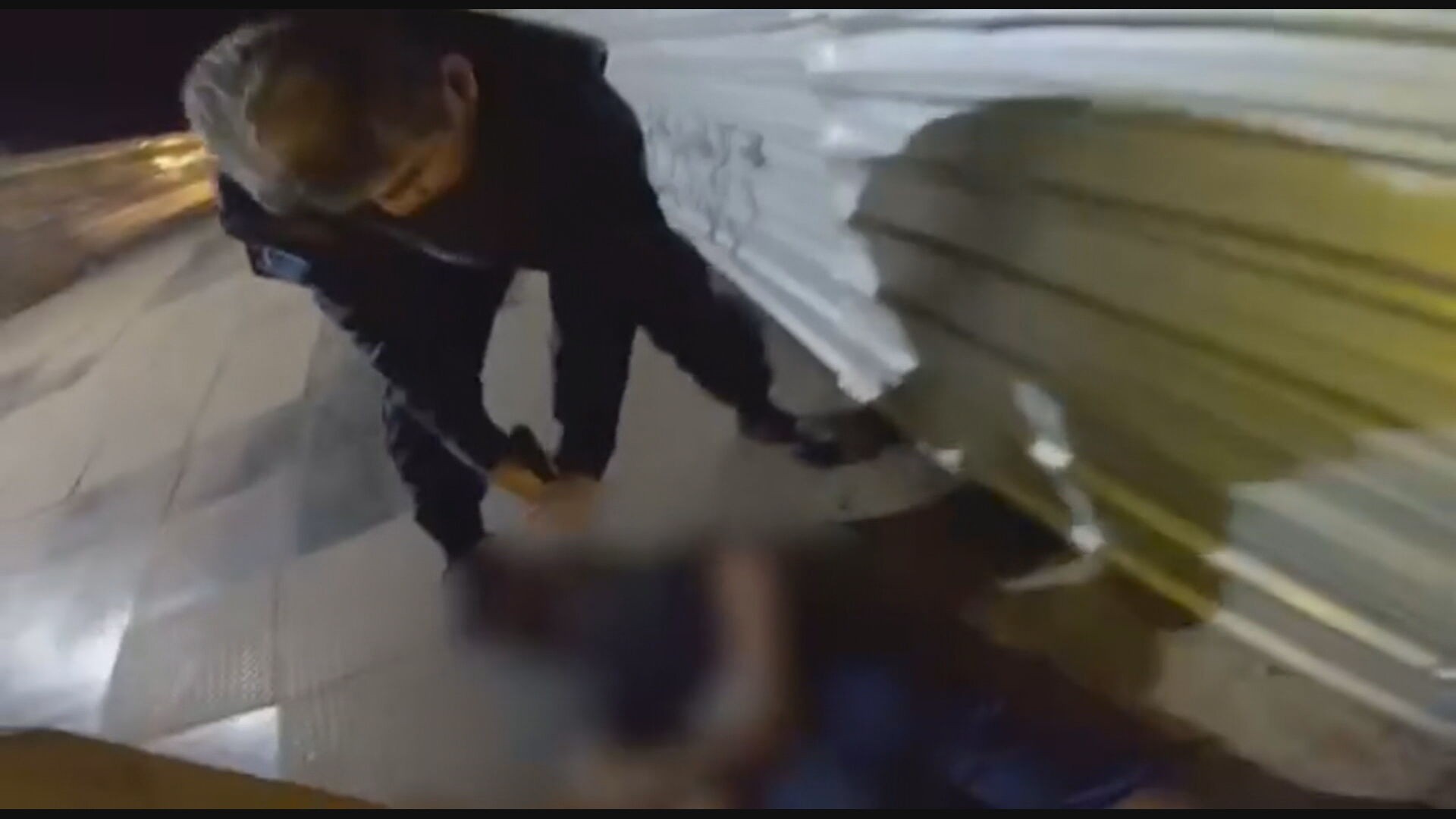 VÍDEO: PMs perseguem e usam arma de choque para deter adolescente suspeito de furto no DF